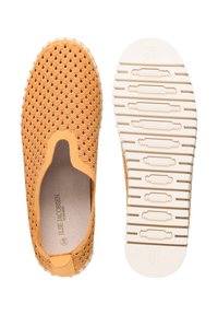Zapato slip-on naranja hecho de material flexible con un diseño de escamas texturizado. Suela de goma blanca con un patrón antideslizante para un mejor agarre.