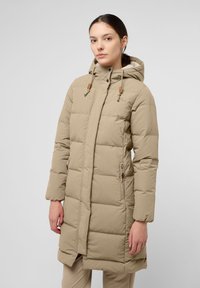 Beige gewatteerde winterjas met een capuchon, ritszakken en houten toggles, met een gladde textuur en een middellange stijl.