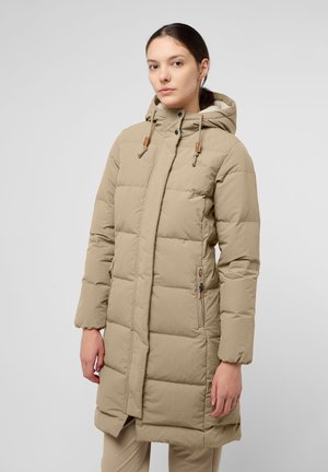 Beige gewatteerde winterjas met een capuchon, ritszakken en houten toggles, met een gladde textuur en een middellange stijl.