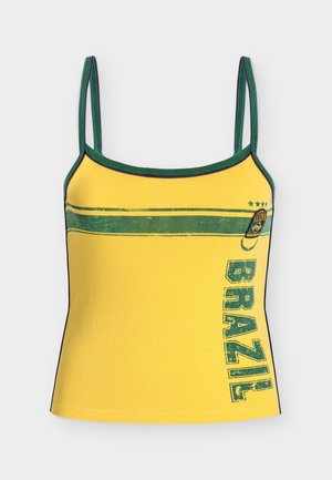 Κίτρινη μπλούζα χωρίς μανίκια με πράσινη διακόσμηση, πράσινη οριζόντια ρίγα, έμβλημα της Βραζιλίας κοντά στο στήθος και κατακόρυφο κείμενο "BRAZIL" στη δεξιά πλευρά.