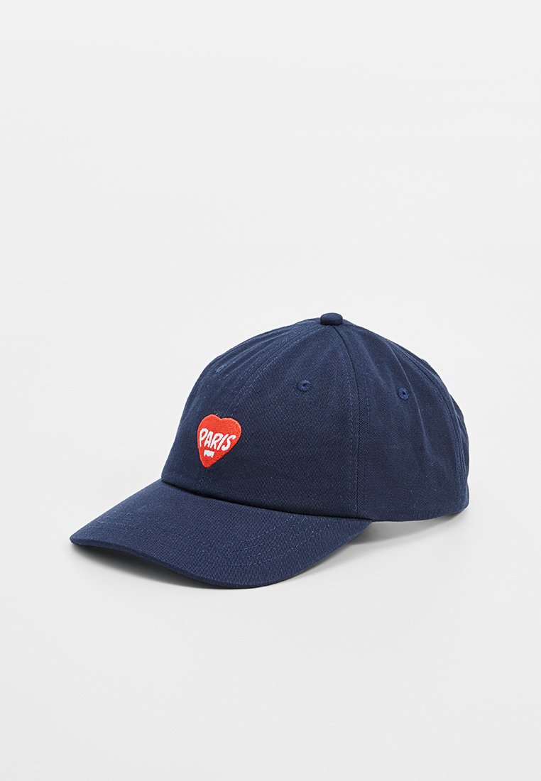 Casquette de baseball bleu marine à six panneaux avec un cœur rouge brodé à l'avant affichant "PARIS" en lettres blanches.