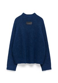 Granatowy sweter wykonany z miękkiego, strukturalnego materiału z wysokim dekoltem i długimi rękawami. Posiada czarną naszywkę z logo na plecach.