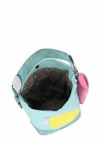 Un grand sac en tissu bleu sarcelle à texture douce, orné d'un motif décoratif jaune et blanc, avec une pochette rose attachée à l'intérieur.