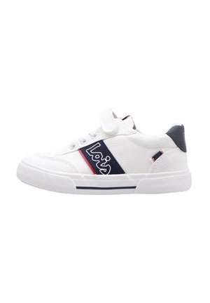 Zapatilla blanca de lona con acentos en azul marino y rojo. Presenta una correa de Velcro y cordones, suela de goma y un logo en el lateral.