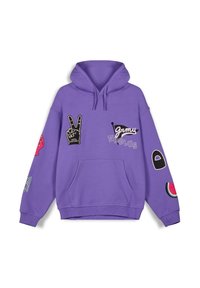 Fioletowa bluza z kapturem, wykonana z bawełny, z różnymi naszywkami: znakiem pokoju, flagą i wzorami owoców na rękawach. Z przodu kieszeń kangurza.
