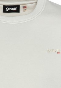 Felpa grigia chiaro con colletto a coste e un piccolo logo ricamato "Schott NYC" in beige con un accento rosso.