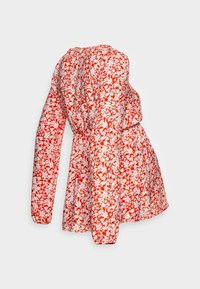 Blusa floreale rossa a maniche lunghe con vita arricciata, tessuto morbido e un mix di grandi e piccoli fiori bianchi in un motivo ripetuto.