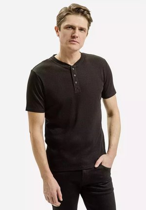 Czarna koszulka z krótkim rękawem w stylu henley, wykonana z teksturowanej tkaniny, z okrągłym dekoltem i plisą na trzy guziki.
