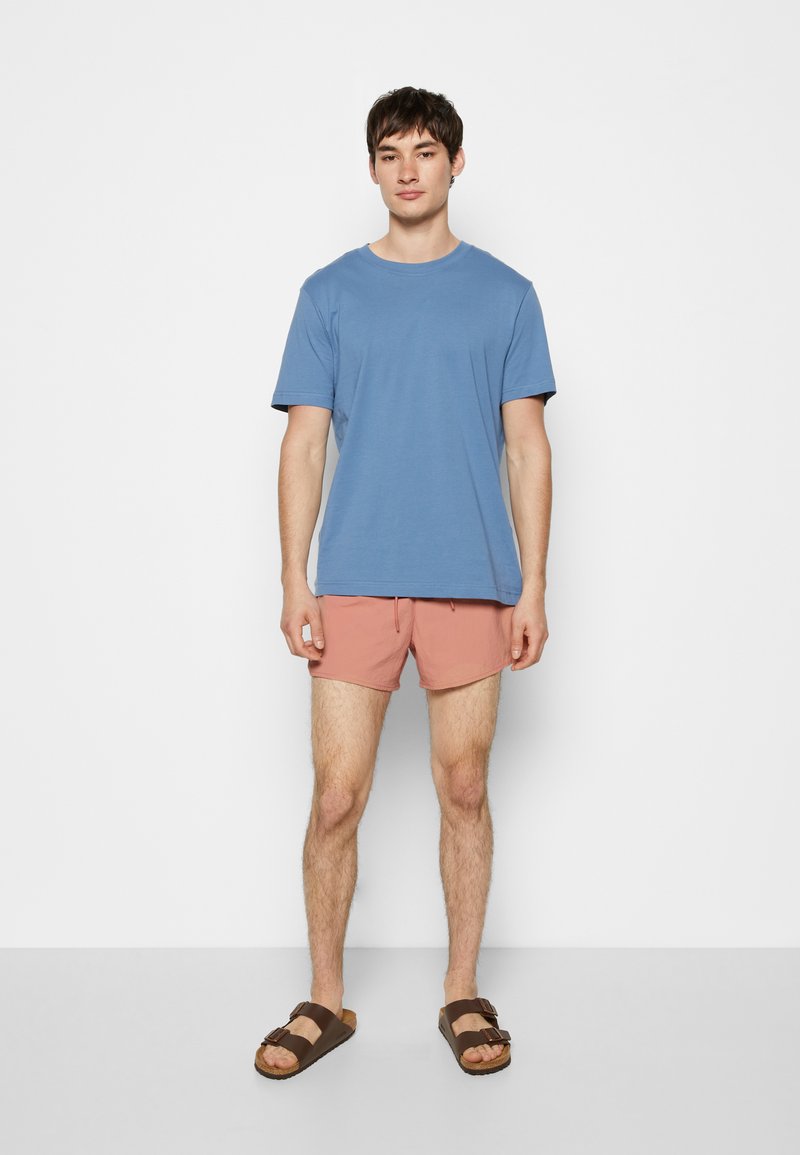 Herren Trainingsanzüge | Weekday TAN STRUCTURE SWIM Shorts dusty red/rot - JI22014 Herren Trainingsanzüge | Weekday TAN STRUCTURE SWIM Shorts dusty red/rot - JI22014