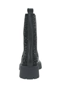 Botines negros con un acabado de cuero suave y detalles texturizados de tachuelas en los laterales. Presentan una suela gruesa y duradera y una lengüeta para facilitar el calzado.