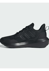 Zapatillas deportivas negras con parte superior de malla transpirable, que presentan tres rayas negras, un collar acolchado y una suela de goma acolchada.