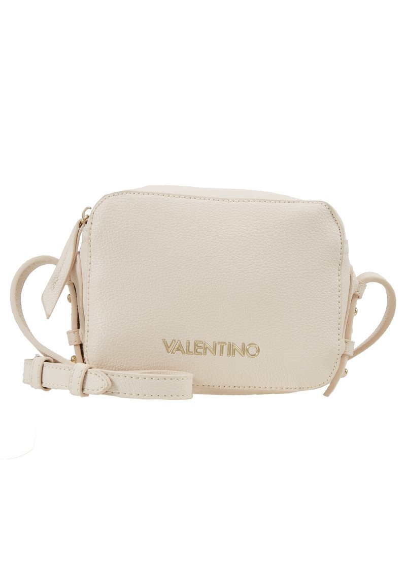 Béžová kožená kabelka přes rameno se zlatým logem "Valentino", obdélníkový tvar, hladká textura, nastavitelný popruh a zipové zapínání.