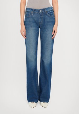 Jeans in denim blu medio, con vita alta, gamba larga e una leggera sbiaditura. Accenti in metallo per il bottone e i rivetti visibili.
