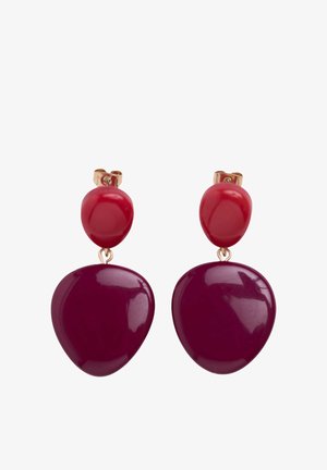 Boucles d'oreilles gouttes en résine rouge et violet profond avec une finition brillante. Le design comprend des formes arrondies et des accents en métal doré.