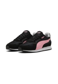 Zwarte sportieve sneakers van suede en mesh, met een opvallend roze Puma-logo en accenten, een witte zool en een gestructureerde loopvlak.