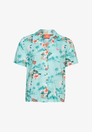 Kortærmet skjorte med knapper i lyseblåt stof med tropisk blomstermønster og ø-motiv, med camp-krave og brune knapper.