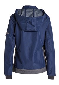 Navy blauwe waterdichte jas met een gestructureerde stof, een capuchon, ritszakken aan de zijkanten en grijze accenten langs de mouwen en onderkant.