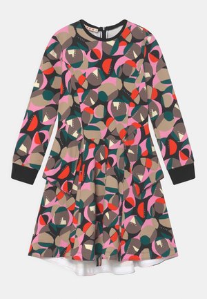 Robe multicolore à manches longues, col rond et jupe superposée. Présente des motifs géométriques abstraits en rouge, vert, rose et marron.