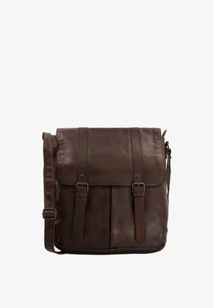 Hnědá kožená taška přes rameno s klopou, dvěma předními popruhy a dlouhým nastavitelným ramenním popruhem. Hladký povrch a obdélníkový tvar.