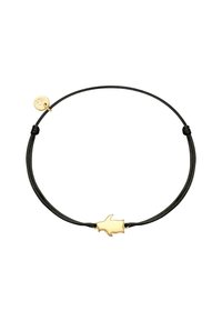 Čierny tkaný náramok so zlatým príveskom v tvare ruky a malým zlatým akcentovým štítkom. Dizajn je minimalistický a elegantný.