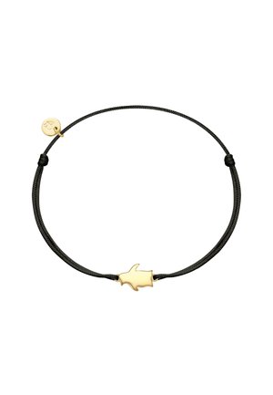 Zwarte gevlochten armband met een gouden handvormige bedel en een klein gouden accentlabel. Het ontwerp is minimalistisch en elegant.