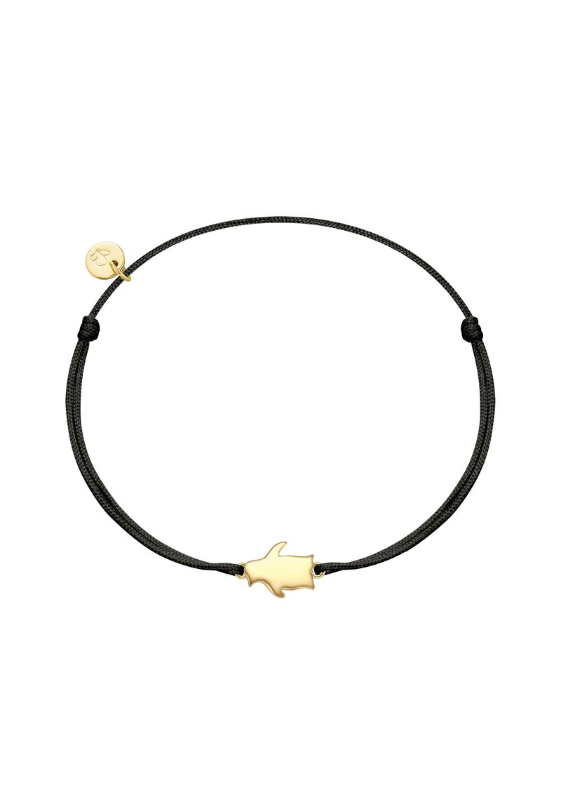 Čierny tkaný náramok so zlatým príveskom v tvare ruky a malým zlatým akcentovým štítkom. Dizajn je minimalistický a elegantný.