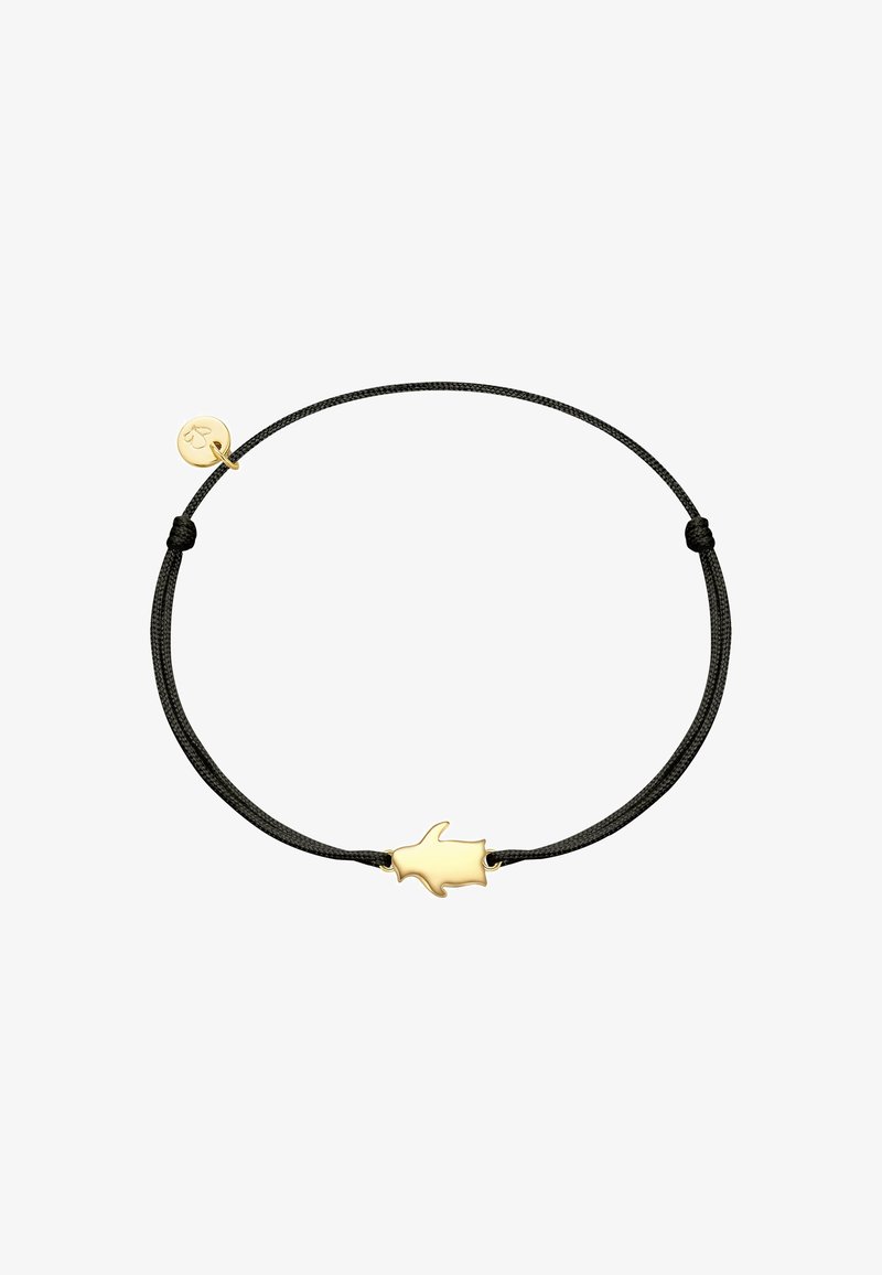 Čierny tkaný náramok so zlatým príveskom v tvare ruky a malým zlatým akcentovým štítkom. Dizajn je minimalistický a elegantný.