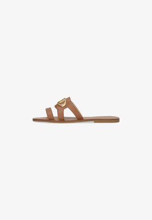 I sandali slide in pelle marrone chiaro presentano due ampie cinghie con un accento circolare dorato, suola piatta e superficie liscia.