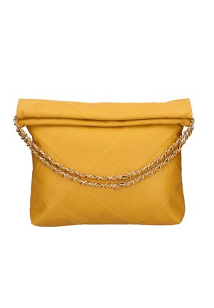 Mosterdgele doorgestikte handtas met een overslag en dubbele gouden ketting schouderbanden, getoond op een witte achtergrond.
