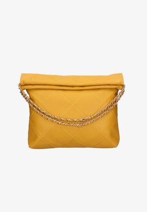 Sac à main matelassé jaune moutarde avec rabat pliant et doubles chaînes d'épaule en or, présenté sur un fond blanc.