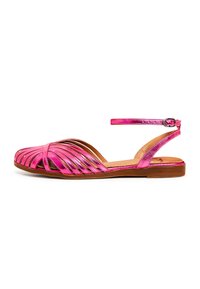 Sandale métallique rose avec des lanières croisées et une sangle à la cheville. Semelle plate avec une base lisse, marron. Design ouvert à l'avant.