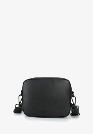 Melna sintētiska crossbody soma ar taisnstūra formu. Iezīmes gluda tekstūra, regulējama siksna un iegriezta zīmola logo priekšā.