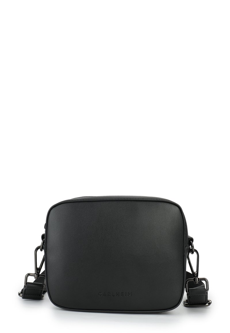 Čierna syntetická crossbody taška s obdĺžnikovým tvarom. Má hladký povrch, nastaviteľný popruh a embosované logo značky na prednej strane.