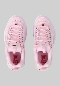 Zapatillas rosas con una parte superior sintética suave, diseño con cordones, suela de goma blanca y logotipo de acento rojo en la lengüeta y el talón.