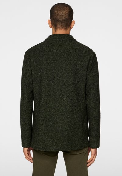 Mörkgrön, texturerad kavaj med krage och långa ärmar, med rak skärning och minimala detaljer på baksidan.