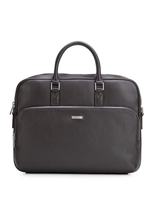 Czarna skórzana aktówka z dwoma uchwytami, przednią kieszenią na zamek i metalową metką marki na białym tle.