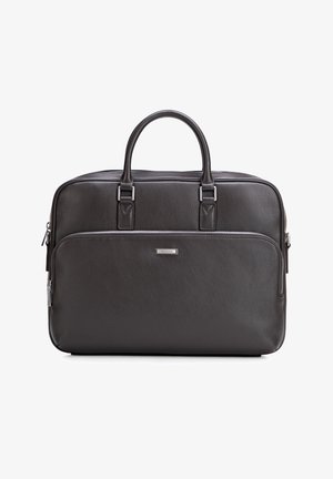 Zwarte leren aktetas met twee handvatten, een voorvak met rits en een metalen merkembleem op een witte achtergrond.