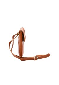 Borsa a tracolla in pelle color tan con forma rettangolare, profilo piatto, tracolla regolabile e chiusura a patta. Texture liscia con hardware minimo.