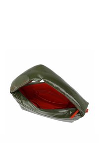 Grüne glänzende Tasche mit Reißverschluss; Innenfutter in Rot mit einer Reißverschlusstasche und zwei Schlupftaschen, mit abgerundetem oberen Design.