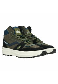 Hoge sneakers in groen, zwart en blauwe suede en textiel. Kenmerkt zich door gemusterde veters en een dikke witte zool met een gestructureerde zwarte rubberen grip.