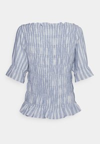 Niebiesko-biała bluzka w paski z marszczonym korpusem, falbaniastym dekoltem i krótkimi rękawami. Lekki materiał o teksturowanym wykończeniu.