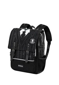 Sac à dos noir avec un design de costume à rayures, une fermeture rabat, des sangles ajustables et un patch logo. Tissu texturé et fermetures éclair inclus.