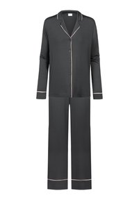 Grijze pyjama-set van zachte stof, bestaande uit een lang mouwende knoopshirt met een kraag en lichtroze pipings, gecombineerd met bijpassende broeken.