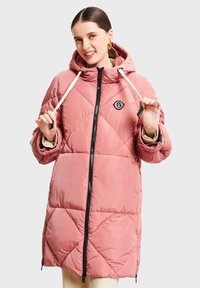 Abrigo acolchado rosa con capucha, cremallera en contraste, textura acolchada en forma de diamante y logo de ojo bordado en el pecho. Cordones ajustables.