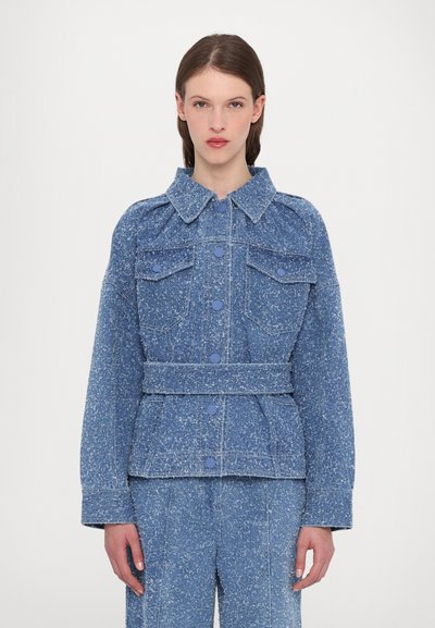 Veste en denim bleu avec un col structuré, fermeture à boutons, deux poches poitrine et une ceinture assortie. Présente une finition texturée et des manches longues.