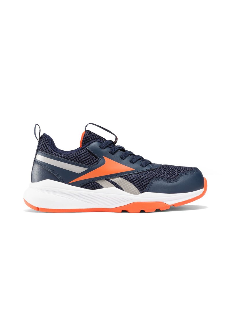 Sneaker atletico blu navy e arancione con suola intermedia bianca, tomaia in mesh, design con lacci, e accenti arancioni su tallone e punta.