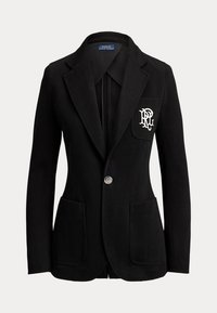 Sort enkelt-knaps blazer med hakrevers, tre frontlommer med påsyet klap og hvidt broderet logo på venstre brystlomme.