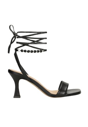 Schwarze Leder-High-Heel-Sandale mit einem Knöchelband, ausgestattet mit einem Perlenakzent und einem quadratischen Zehendesign. Mittelhoher, zulaufender Absatz.