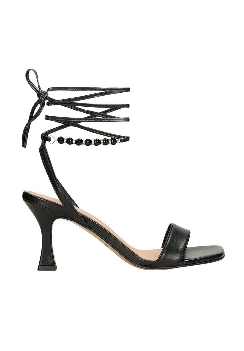 Sandal con tacco alto in pelle nera, con laccetto alla caviglia, dotato di un accento di perline e un design con punta quadrata. Tacco di altezza media, affusolato.