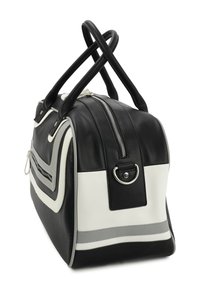 Zwart-witte sporttas met geperforeerde textuur, zilveren hardware en een ritssluiting. Beschikt over dubbele handvaten en gestreepte accenten.